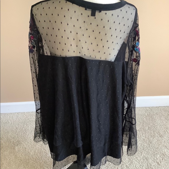 Black shirt with floral designs - Picture 3 of 6